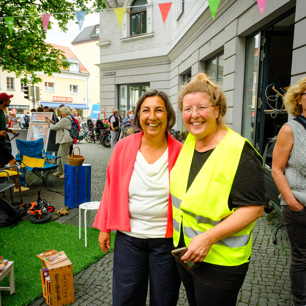 Gülseren Demirel und Ruth Feile vom Verein "Wir in Giesing"