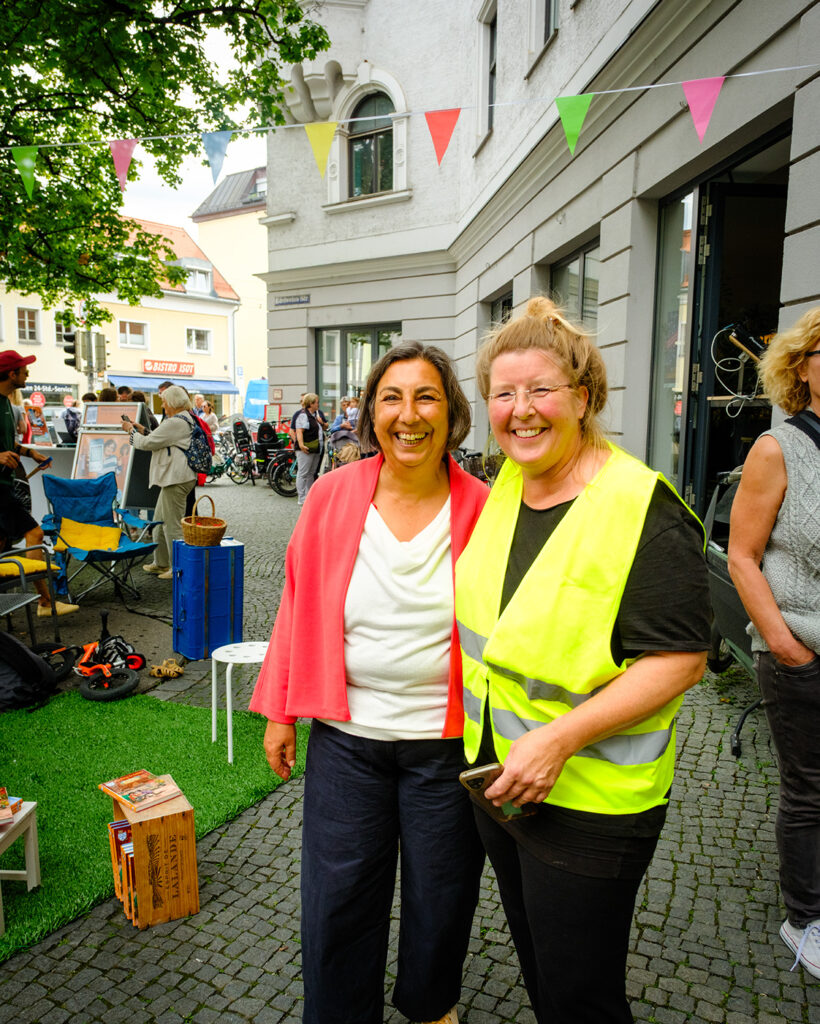 Gülseren Demirel und Ruth Feile vom Verein "Wir in Giesing"