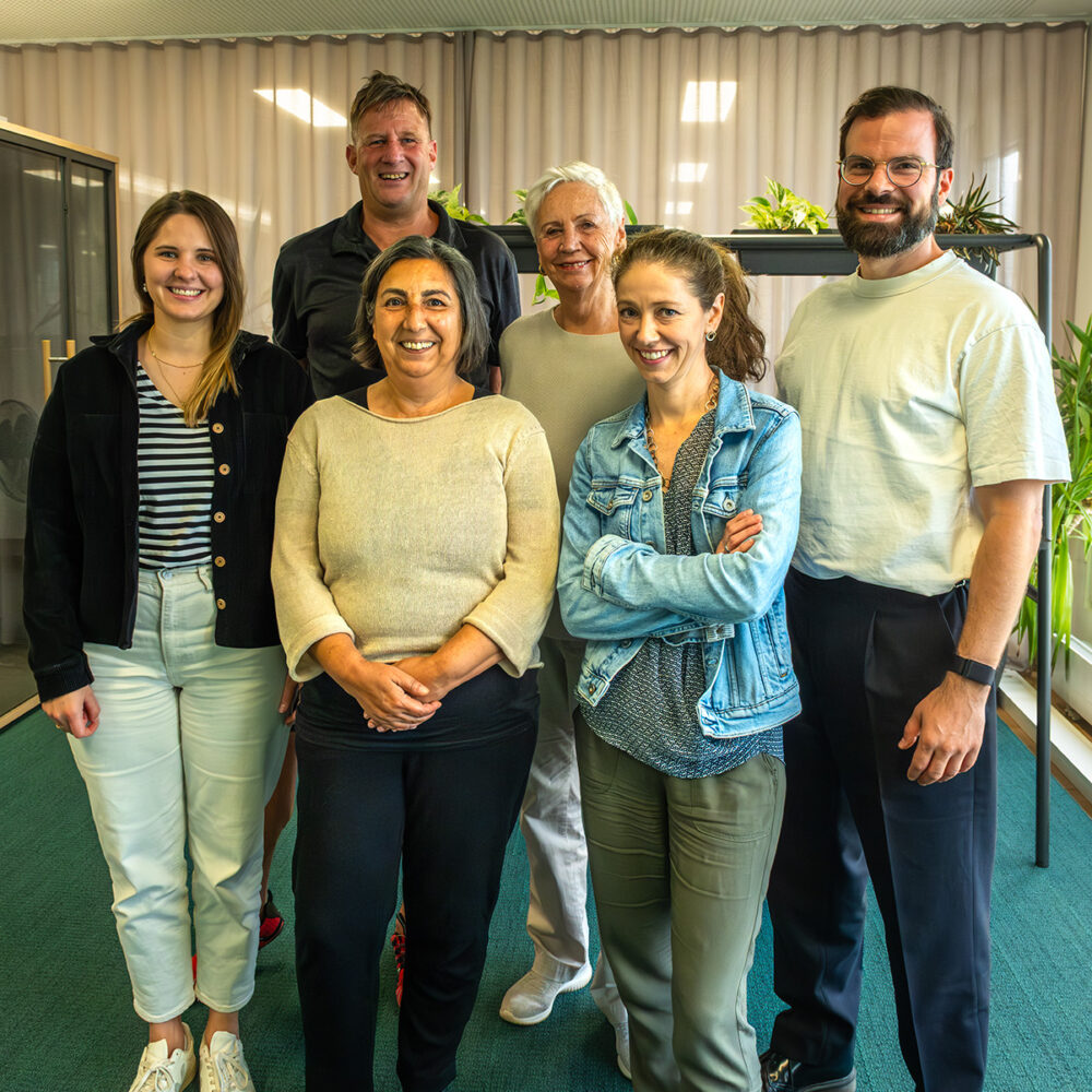 Gülseren Demirel zu Gast bei der Firma ReCup, Gruppenbild mit Mitarbeiter*innen und Mitgliedern aus dem Bezirksausschuss