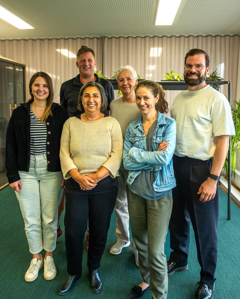 Gülseren Demirel zu Gast bei der Firma ReCup, Gruppenbild mit Mitarbeiter*innen und Mitgliedern aus dem Bezirksausschuss